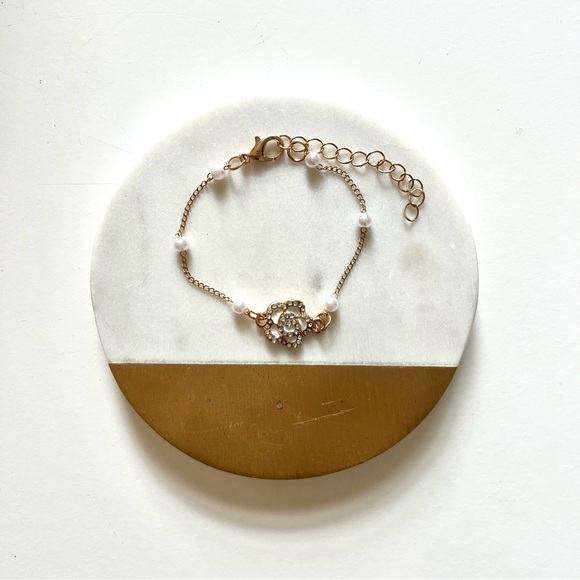 Gold Tone Costume Jewlery Bracelet with Ribbon and Fake Pearls - Picture 1 of 3